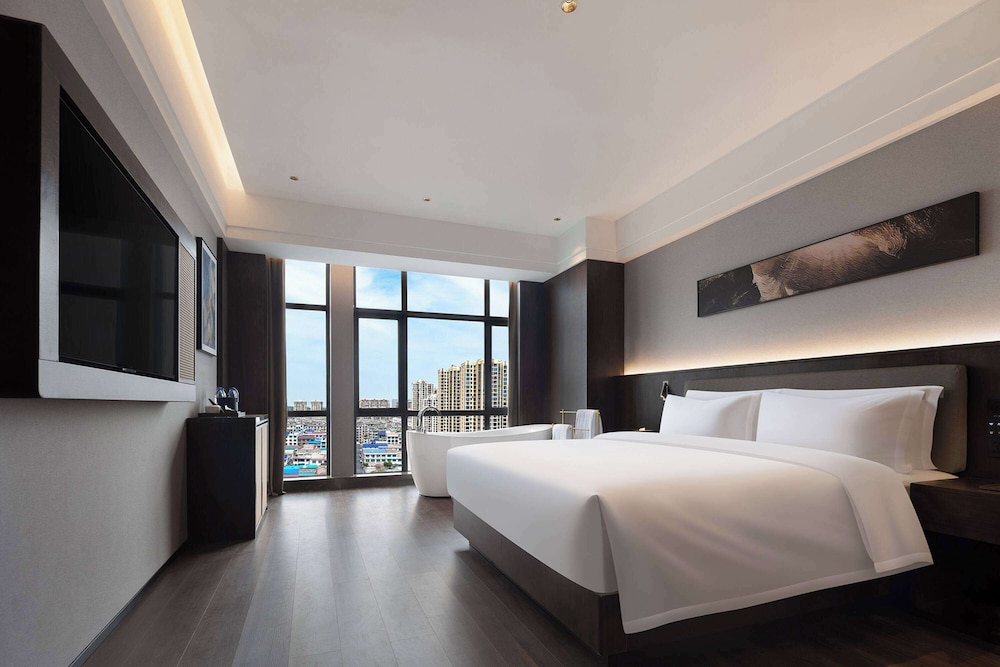 Luxury Suite, 1 King Bed, Non Smoking photo 2