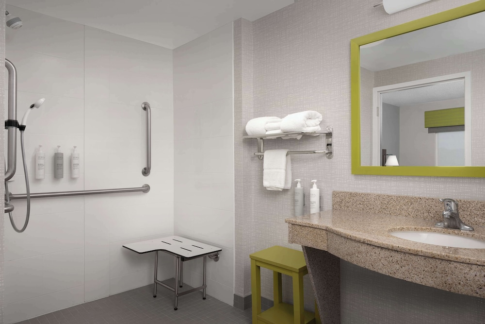 Room, 1 King Bed, Accessible (Mobility/Hearing, Roll-in Shower) - Photo 2