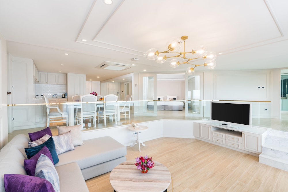Theme Suite Two Bedrooms Thai Modern - Photo 5
