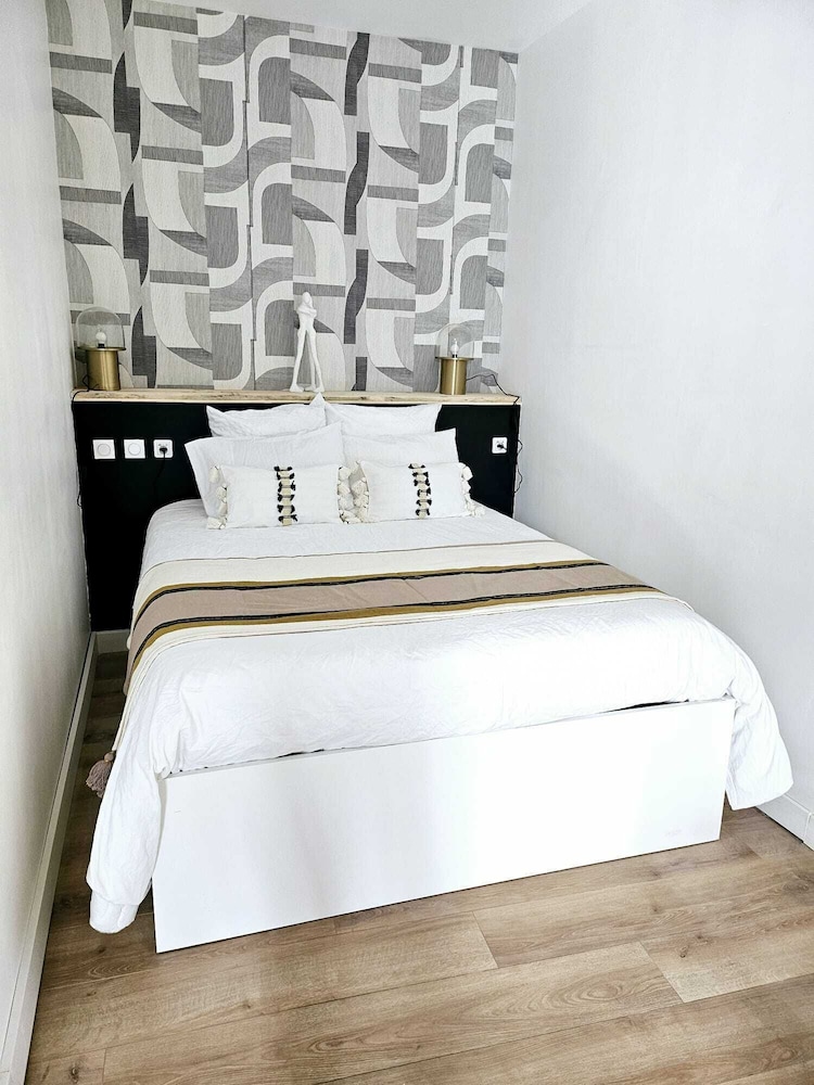 City Apartment, Private Bathroom, Pool View (Suite Curieuse) - Photo 6