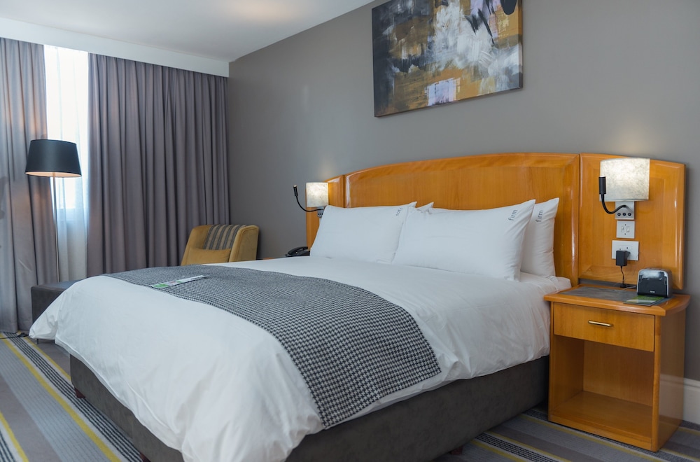 Standard Room, 1 King Bed, Accessible - Photo 5
