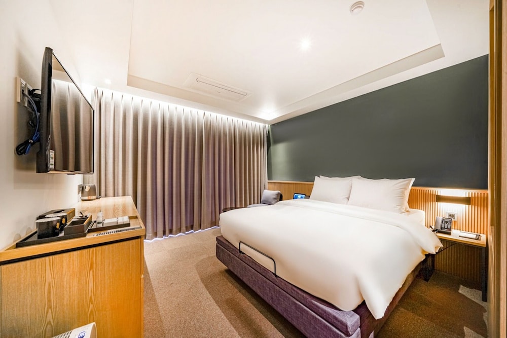 Deluxe Double - OTT services free viewing, Latex motion bed, Bathtub, Safe, Free parking - Photo 1