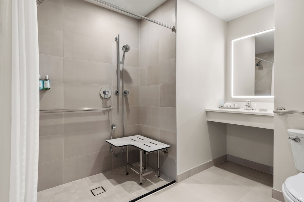 Room, 2 Queen Beds, Balcony, Partial Ocean View (Mobility Accessible, Roll-In Shower) photo 3