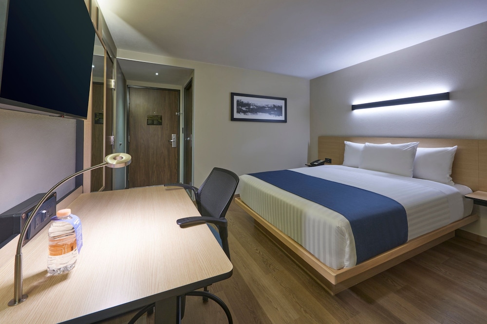 Standard Room, 1 Queen Bed - Photo 5