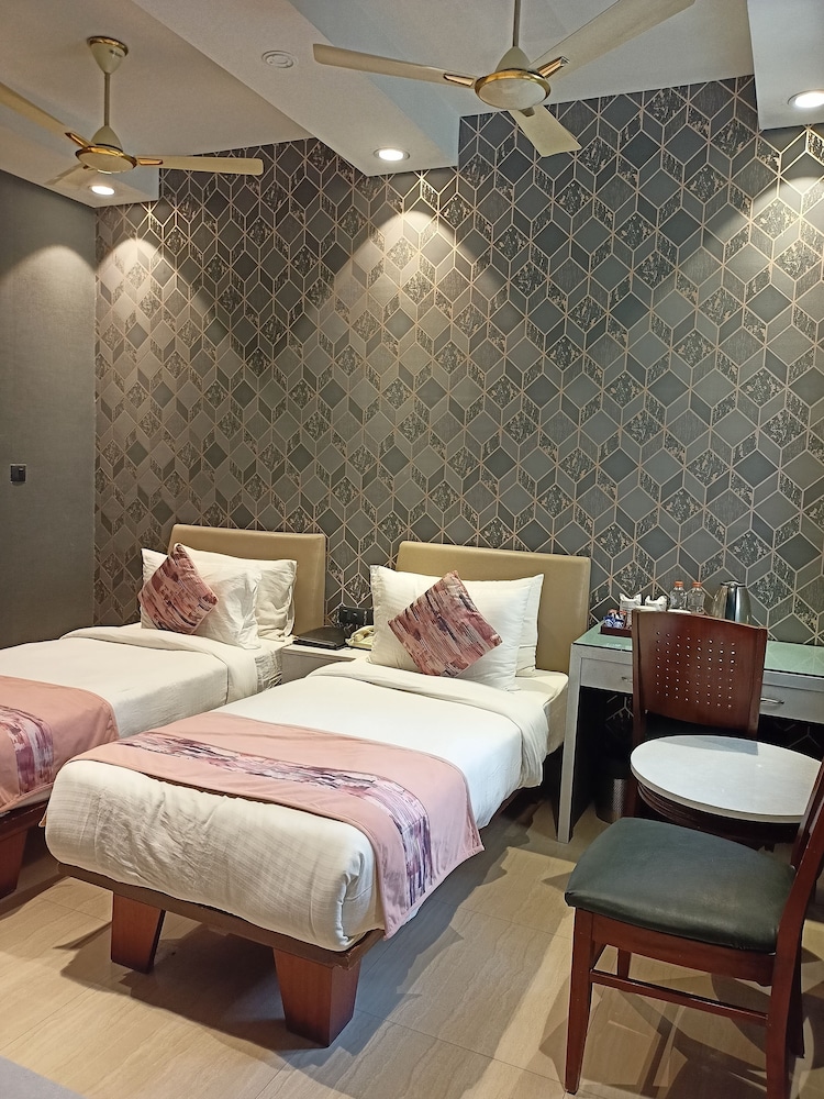 Deluxe Room - Photo 6