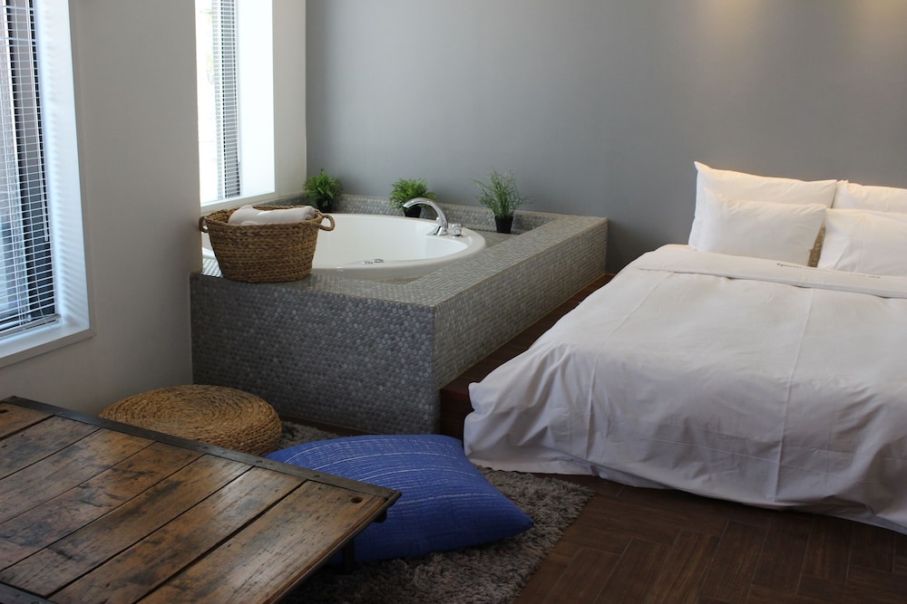 Studio, Rail View (3rd Person Charge 20,000KRW per person upon C/I, Same Gender Only for 3 or more)