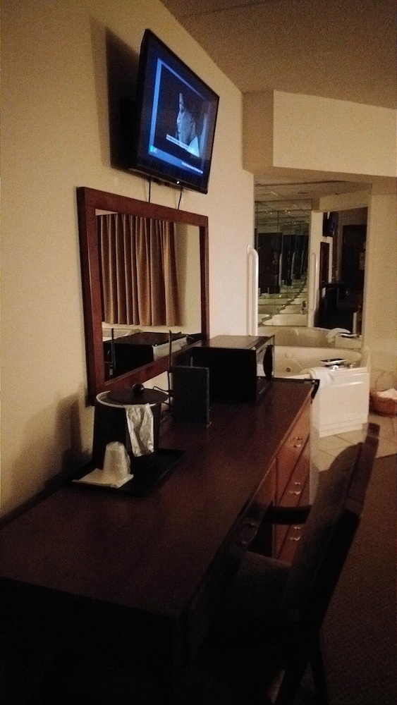 King Bed Whirlpool Suite photo 2