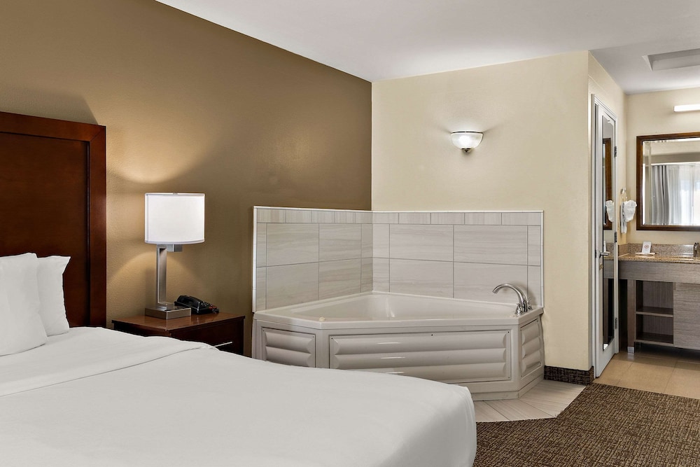 Suite, Non Smoking, Jetted Tub (1 King Bed) - Photo 3
