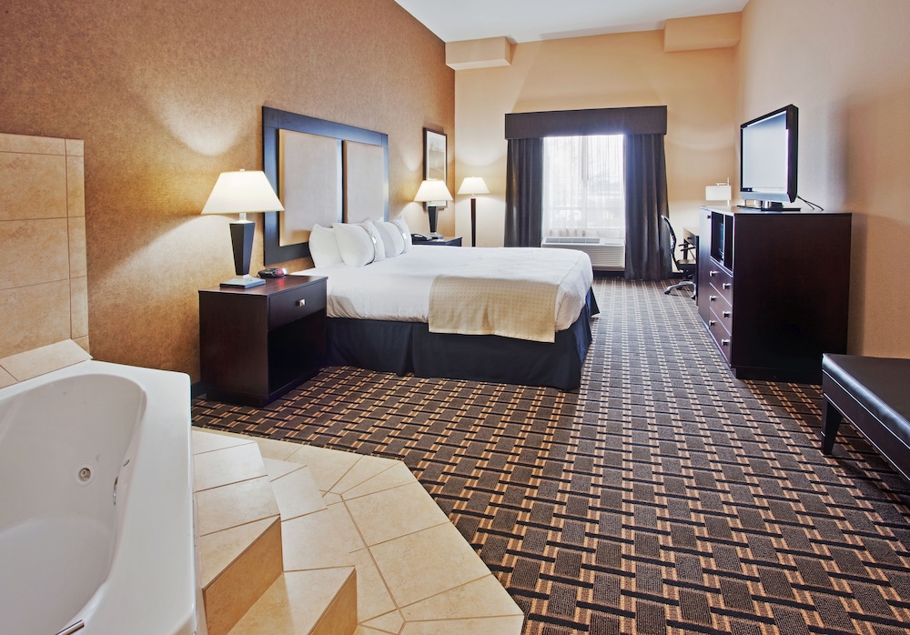 Standard Room, 1 King Bed, Jetted Tub - Photo 1