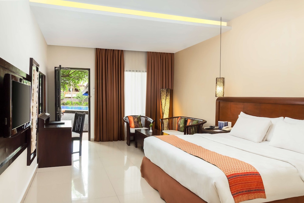 Deluxe Room, 1 King Bed, Balcony, Pool View photo 2