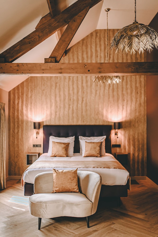 Deluxe Room, 1 Queen Bed, Non Smoking, Bathtub photo 3