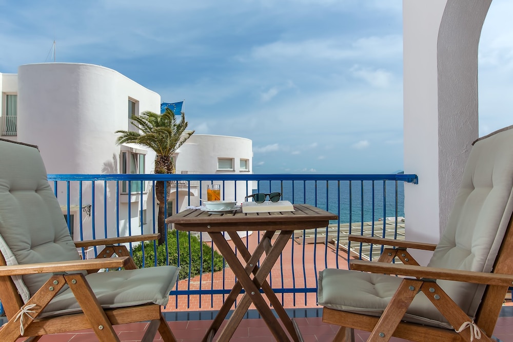 Deluxe Room, Balcony, Sea View photo 2