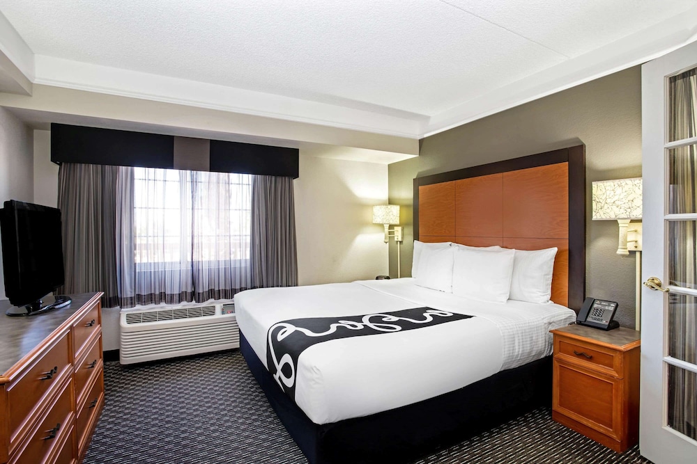 Suite, 1 King Bed, Non Smoking - Photo 1