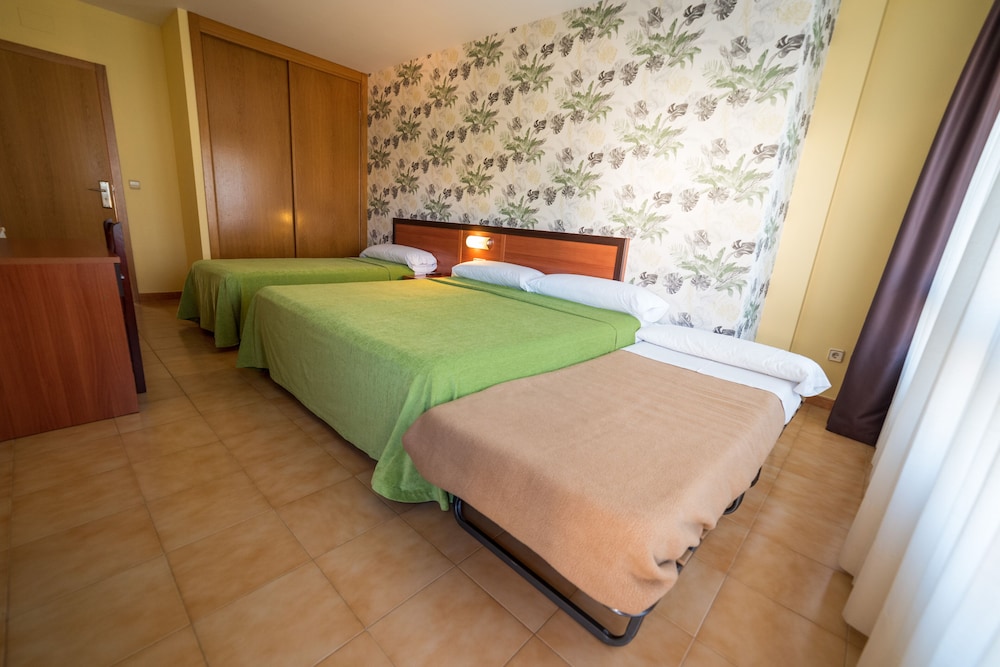 Habitación Triple, con vista al jardín
