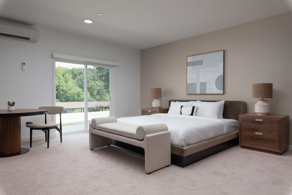 Deluxe Room, 1 King Bed, Balcony (Self Check-in with Virtual Front Desk) photo 3