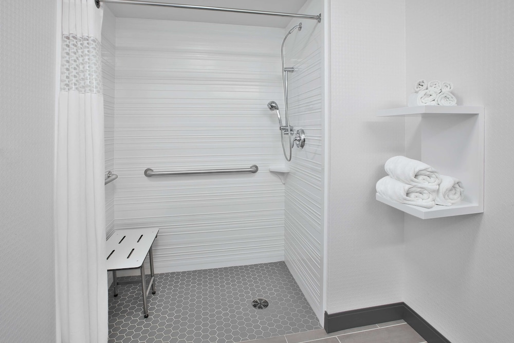 Room, 1 King Bed, Accessible, Non Smoking - Photo 6