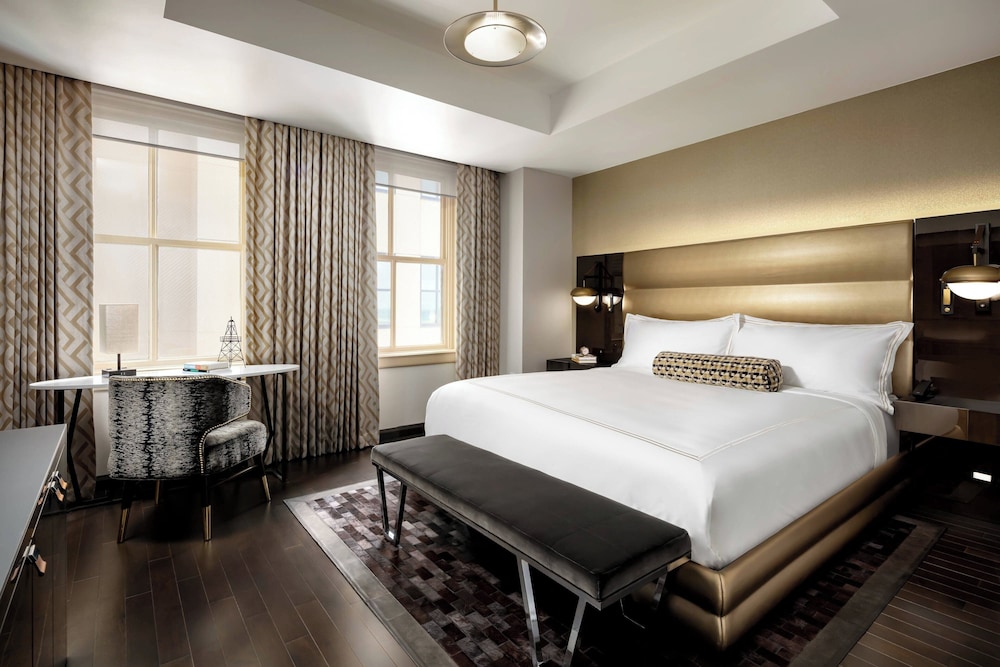 Room, 1 King Bed (Mobility Accessible, Roll-in Shower) photo 2