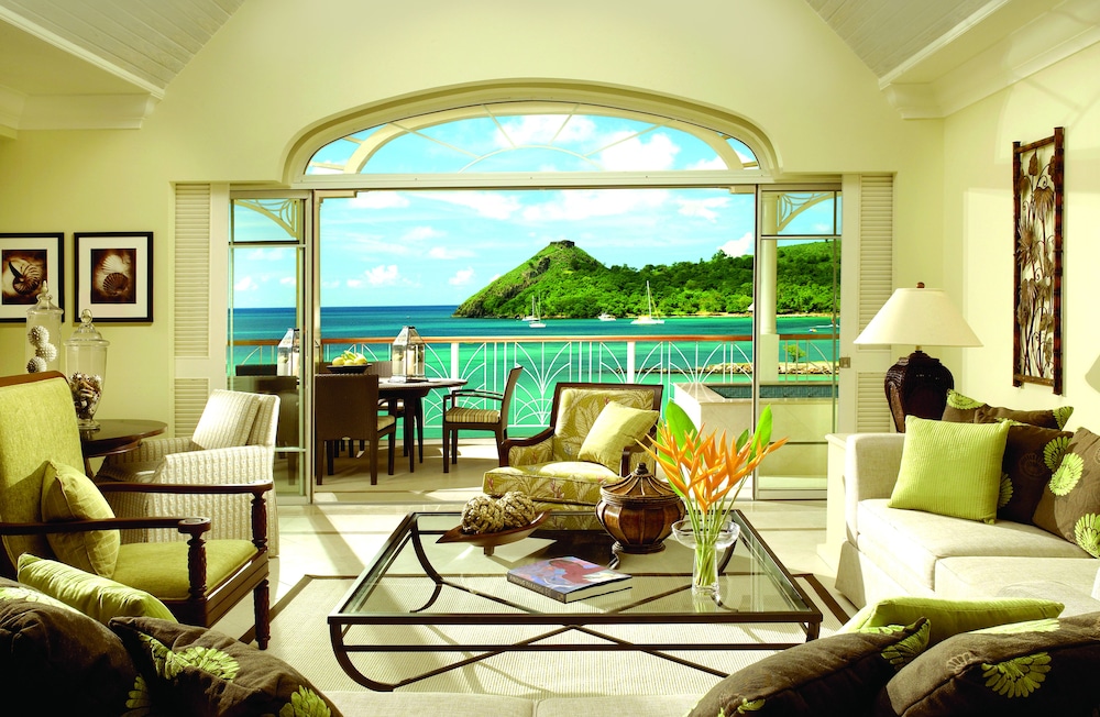 3 Bedroom Butler Beachfront Villa Suite with Plunge Pool