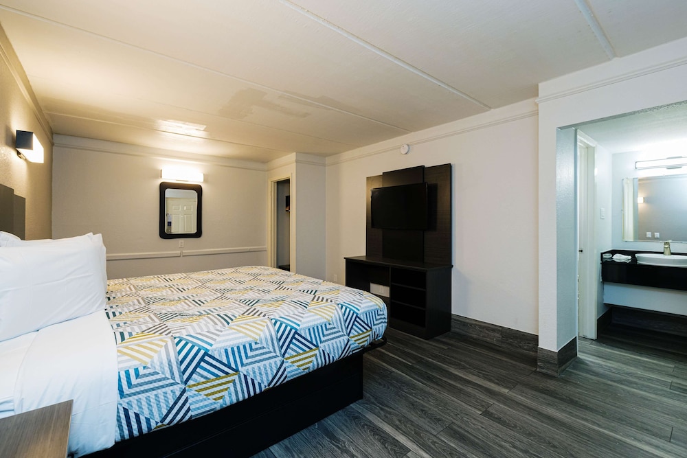 Deluxe Room, 1 King Bed, Smoking, Kitchenette photo 2