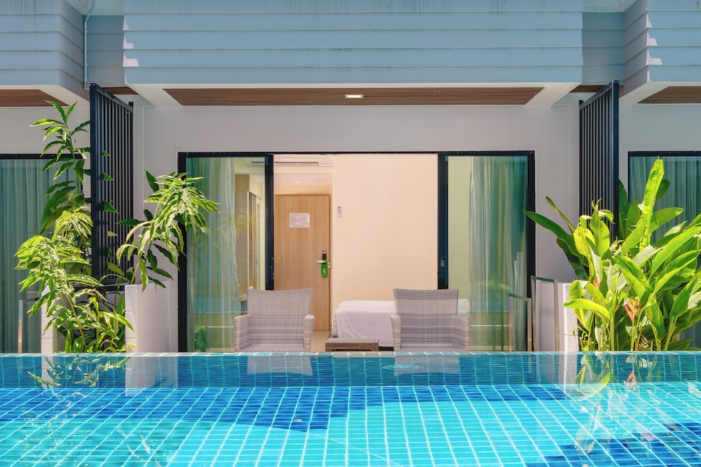 Deluxe Pool Access