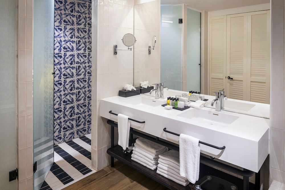 Privilege Swim up Master Suite - Photo 5