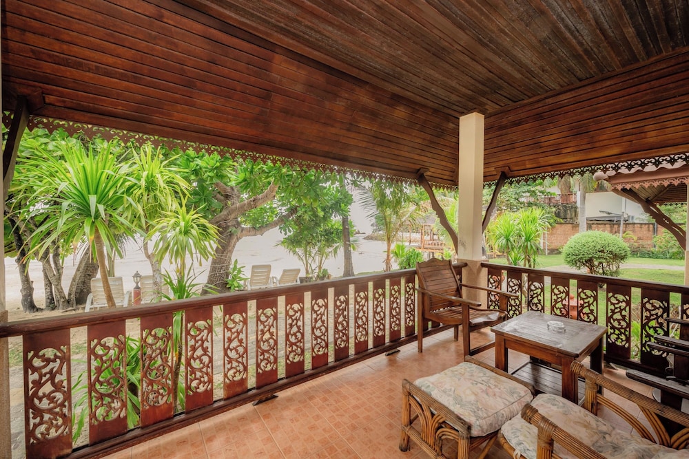 Superior Poolside or Seaside Cottage - Photo 8