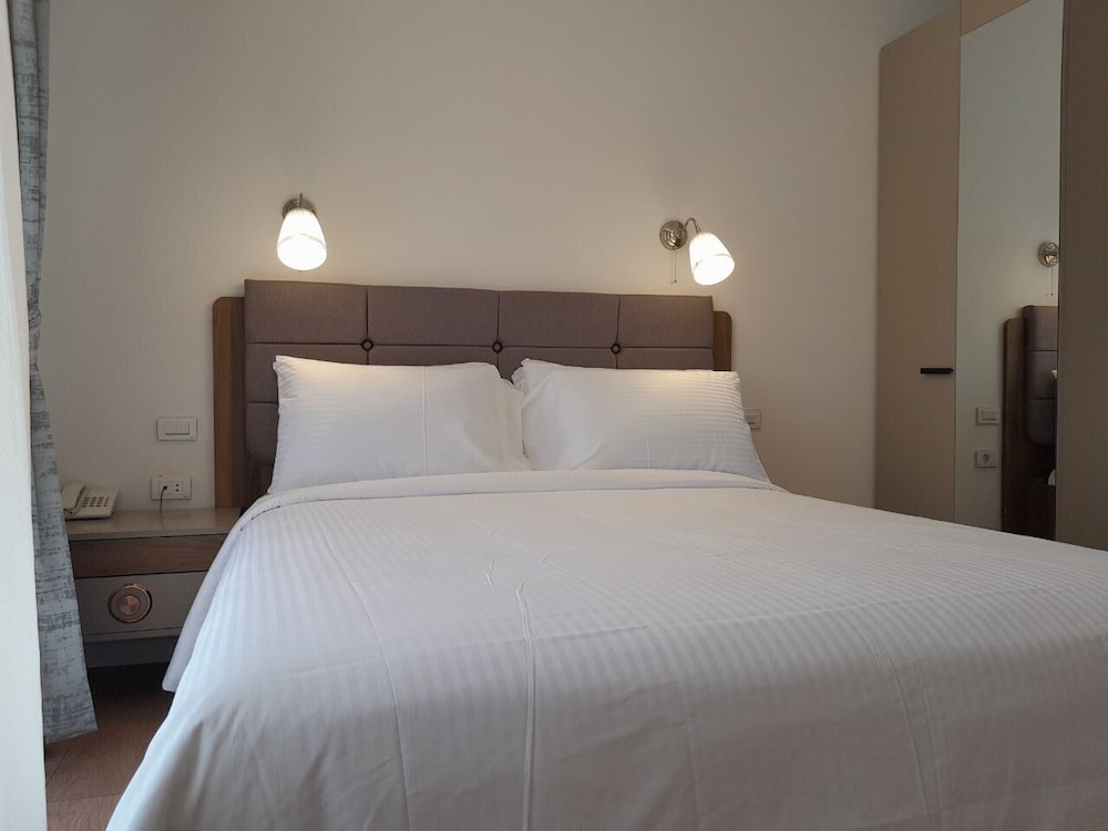 Standard Single Room, 1 Queen Bed, Non Smoking, Mountain View photo 1