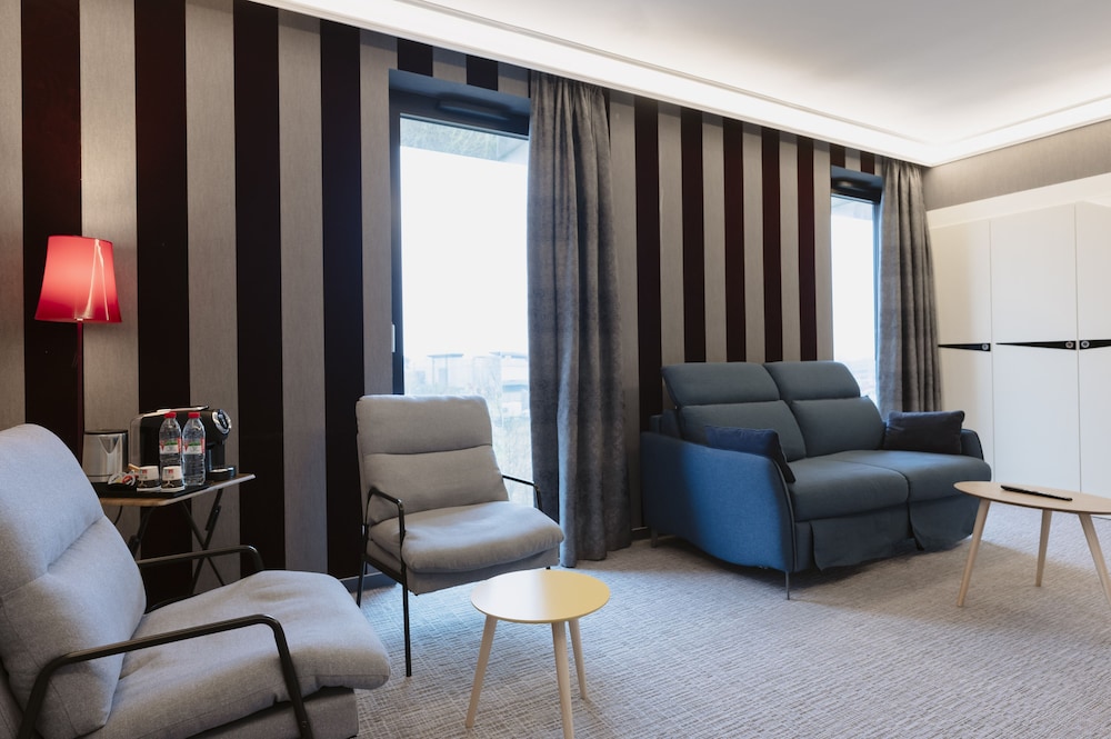 Suite, 1 Bedroom - Photo 3