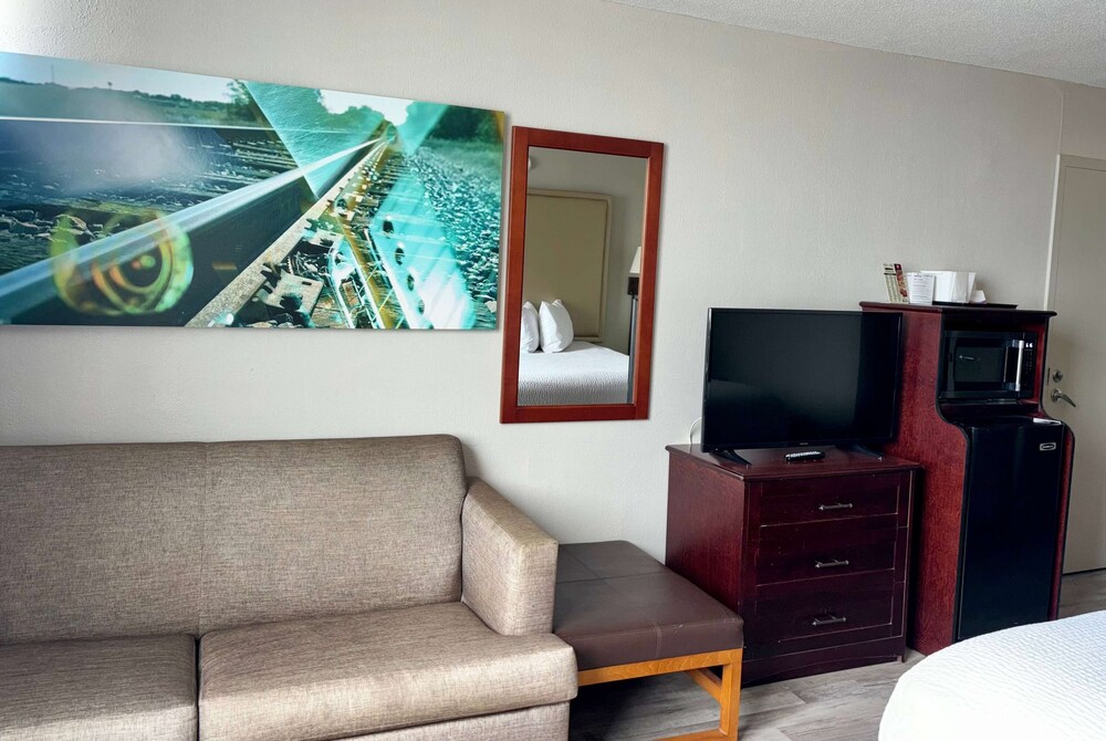 Room, 1 King Bed, Accessible, Non Smoking (Mobility Bathtub w/Grab Bars) photo 3