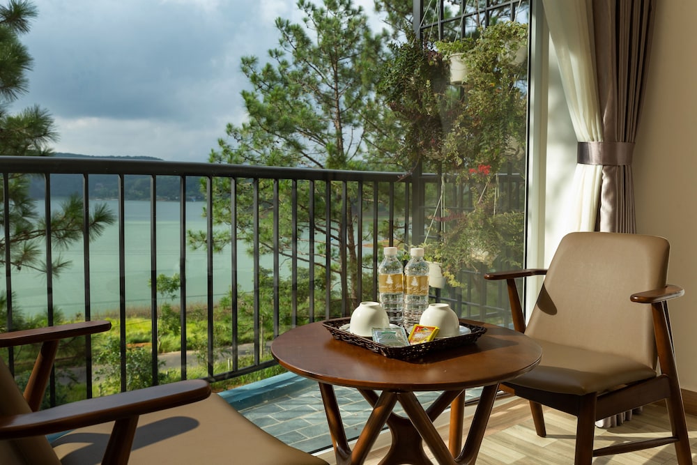 Deluxe Room, Lake View - Photo 5