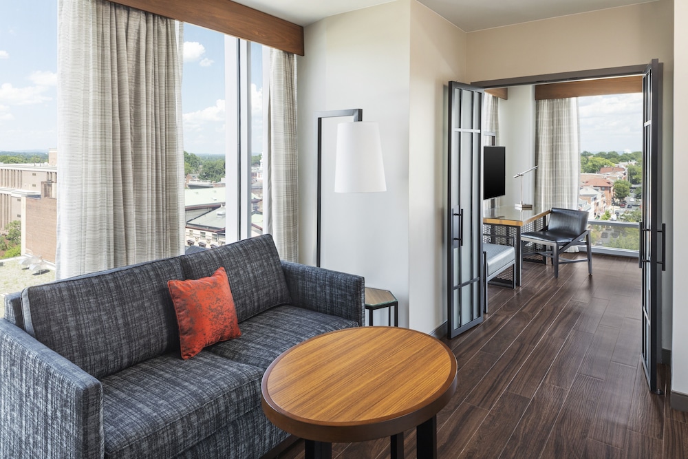 Suite, 1 Bedroom, Corner - Photo 1