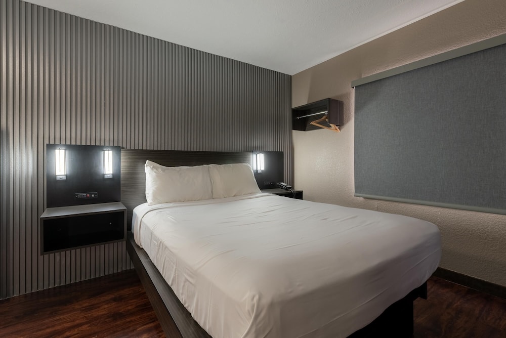 Deluxe Room, 1 Queen Bed, Non Smoking, Refrigerator & Microwave photo 2