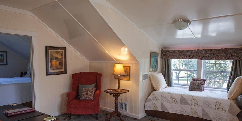 Hidden Hideaway, 1 King Bed, Kitchenette