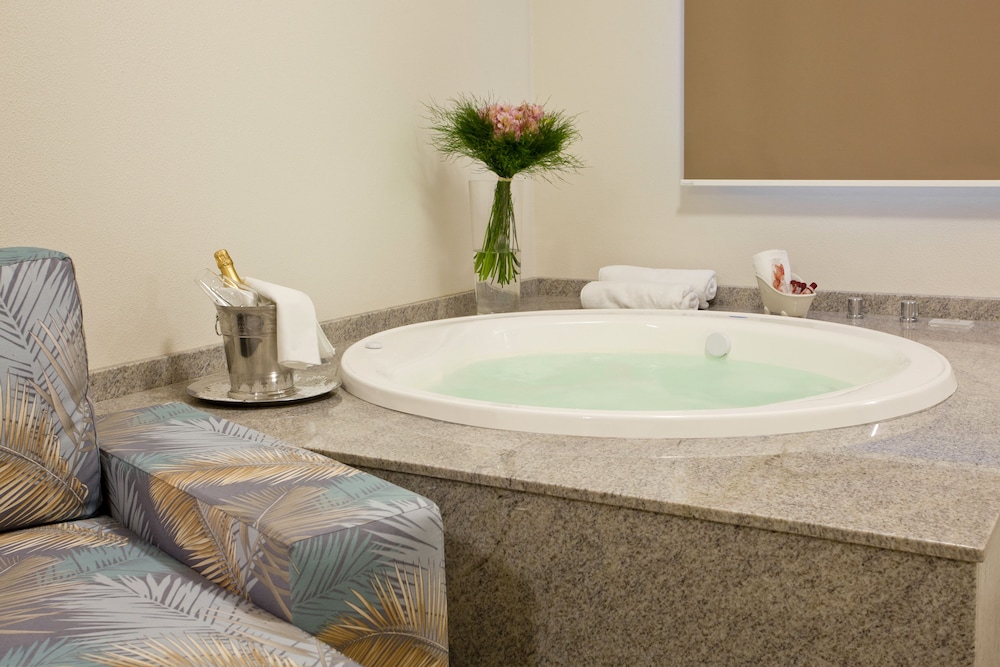 Suite, Hot Tub (Master) photo 3