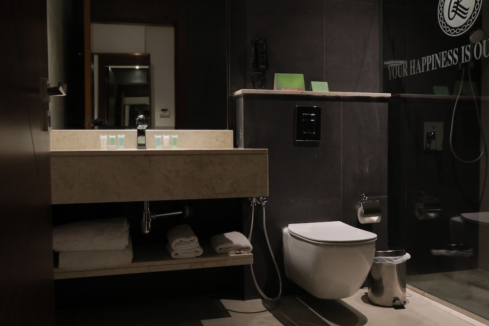Suite, 2 Bedrooms - Photo 11