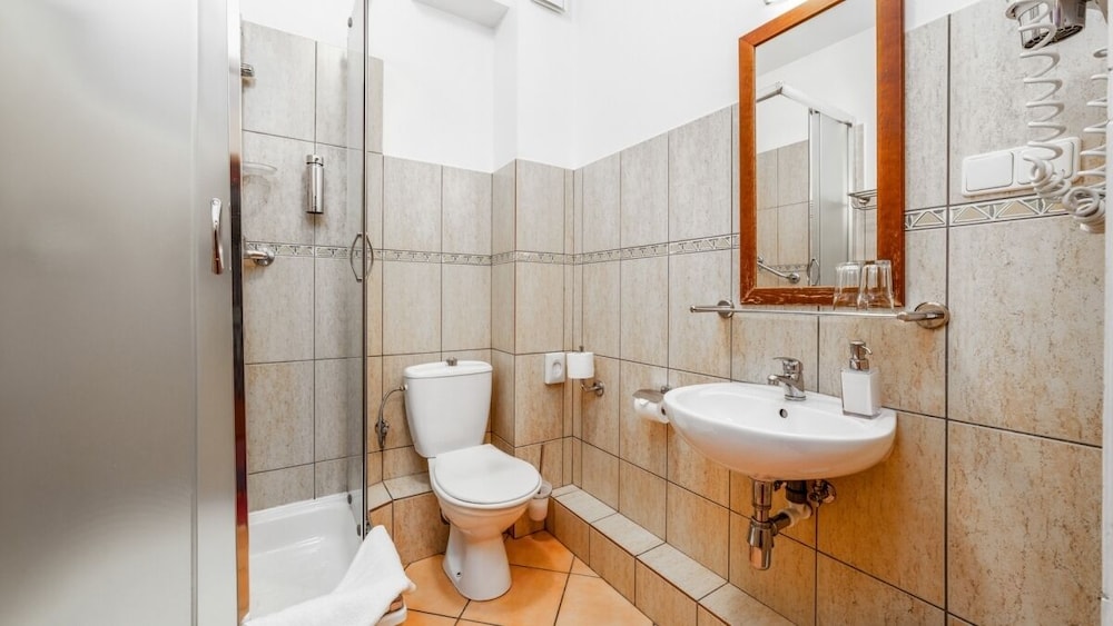 Standard Double or Twin Room - Photo 10