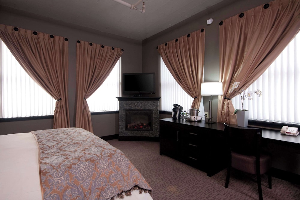 Standard Room, 1 King Bed, Non Smoking (Fireplace) photo 2