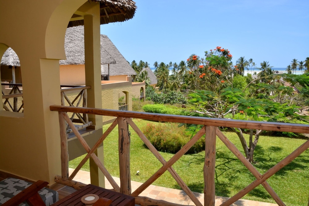 Deluxe Beachfront Room - Photo 13