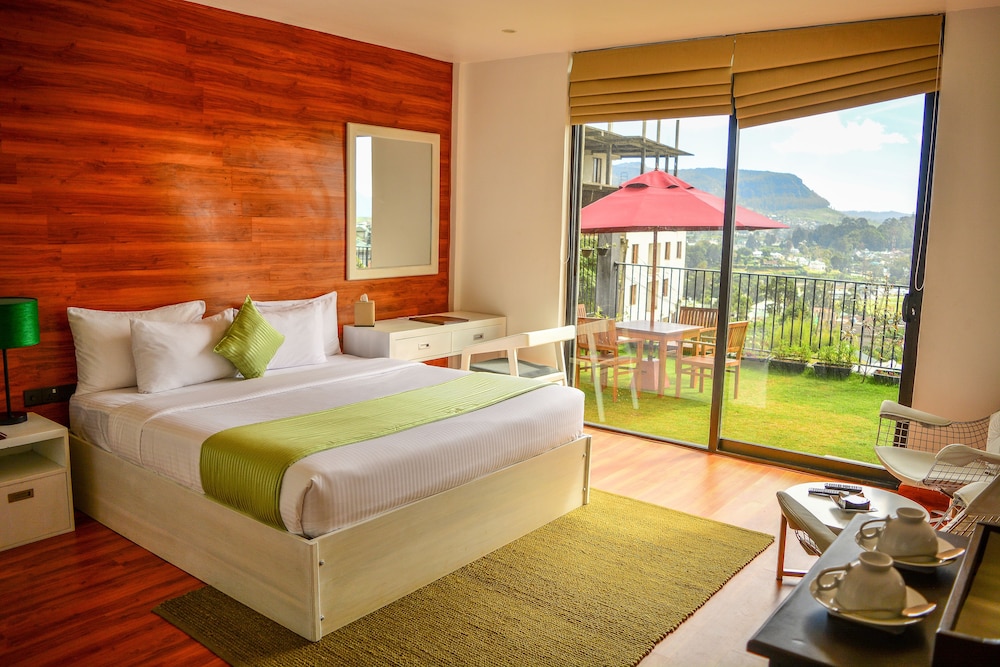 Premier Single Room, 1 Queen Bed, Lake View