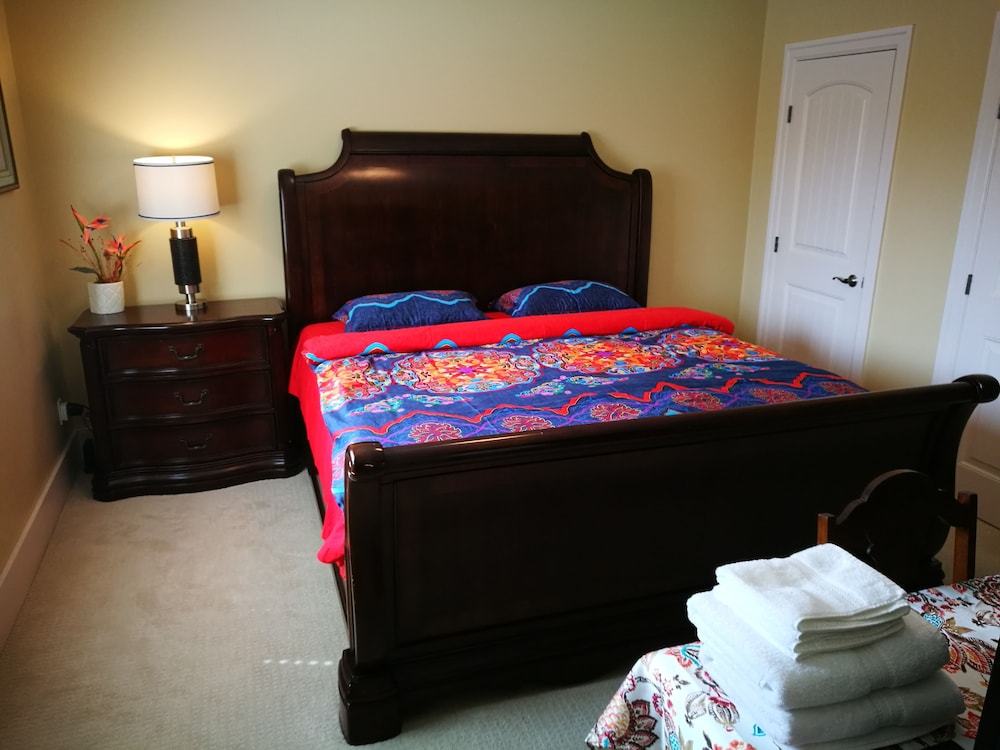 Comfort Room, 1 King Bed, Non Smoking, Shared Bathroom photo 2