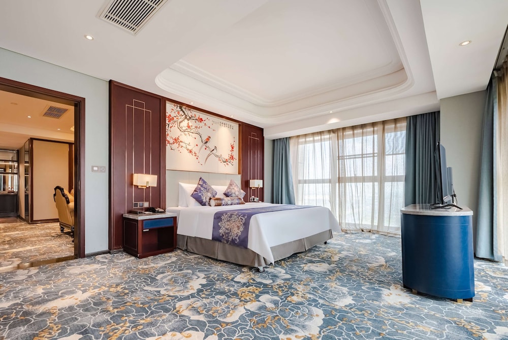 Suite, 1 King Bed, Smoking (VIP Room) photo 2
