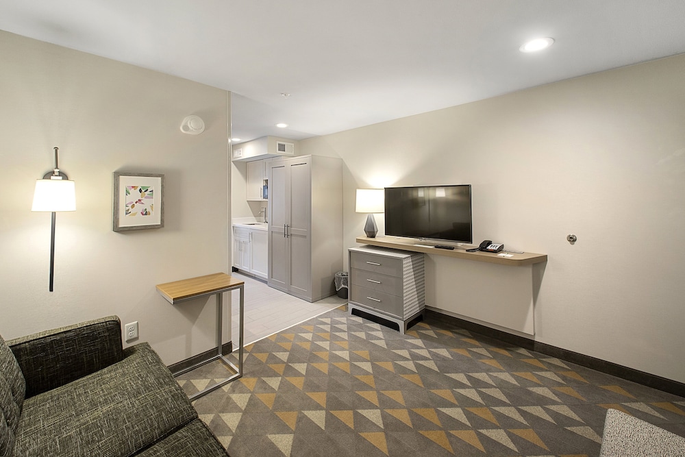 Suite, 1 King Bed, Accessible Bathtub (Mobility, Accessible Tub) photo 2