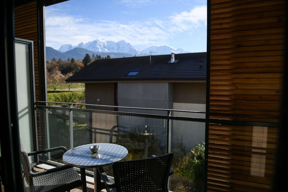 Standard Apartment, 1 Queen Bed, Balcony, Mountain View - Photo 5