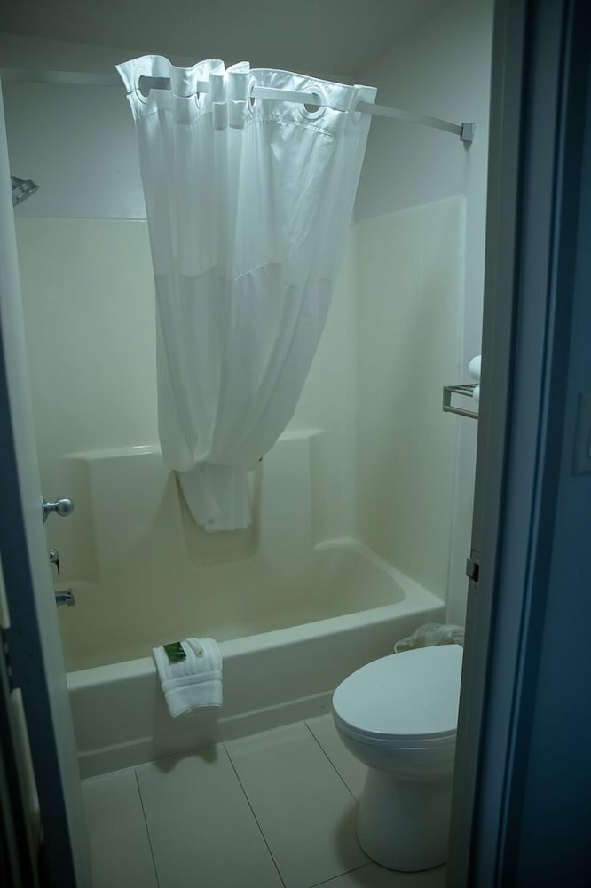 Standard Room, 1 King Bed, Non Smoking - Photo 10