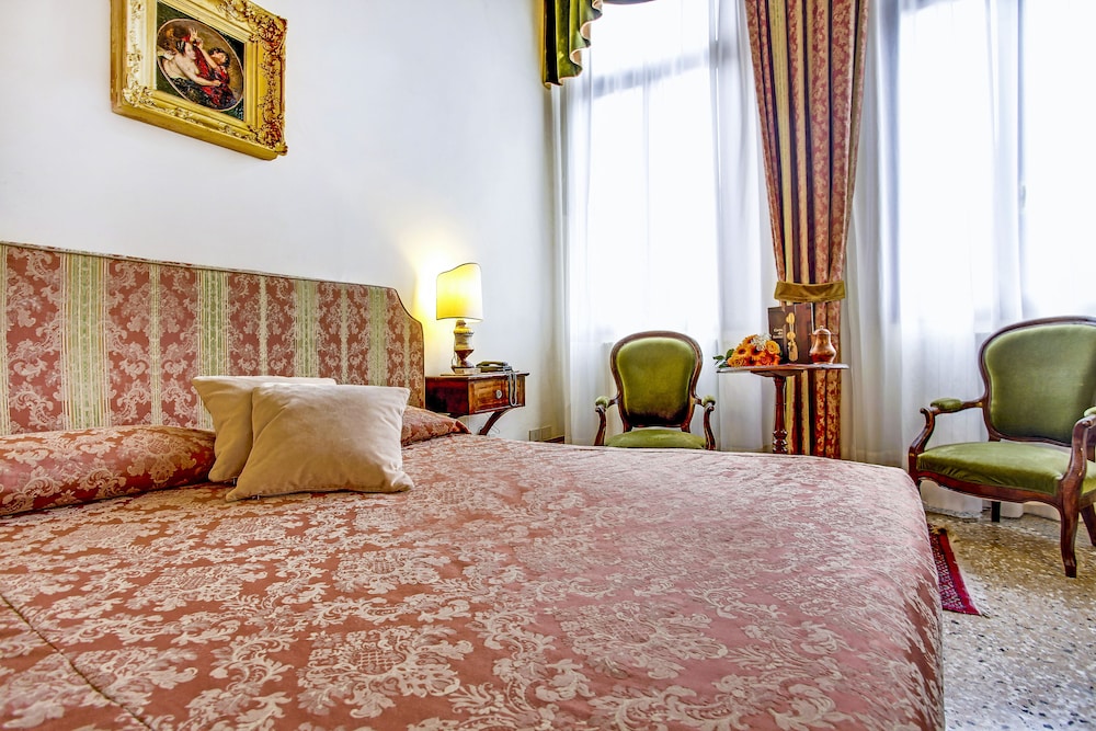 Superior Double or Twin Room, City View photo 3
