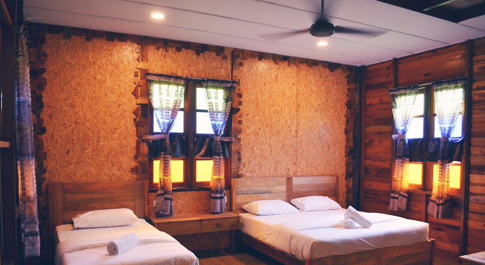 Wood Shelter Triple Bed photo 1