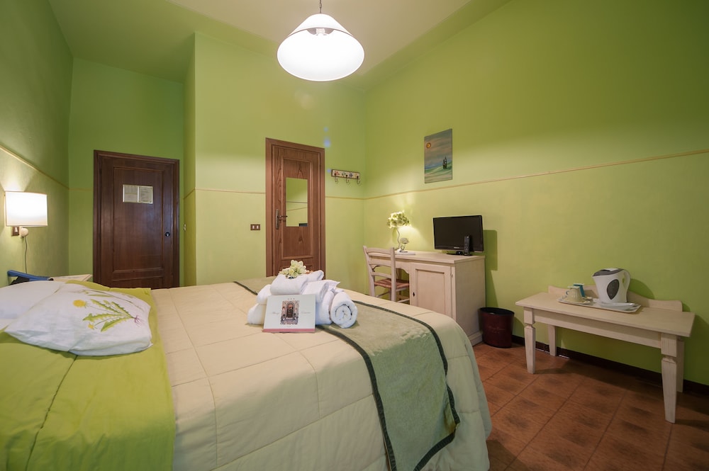 Economy Double or Twin Room, 1 Bedroom, Non Smoking, Private Bathroom - Photo 2