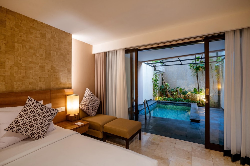 Deluxe Pool - Photo 1