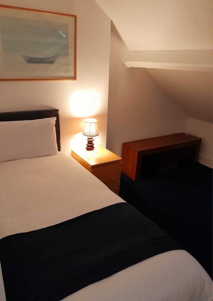 Standard Studio, Ensuite (Large) photo 3