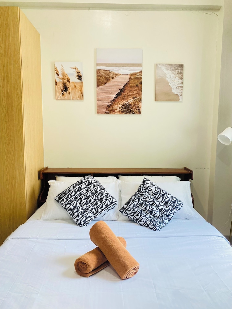 Family Studio, 1 Queen Bed, Balcony, Poolside photo 3